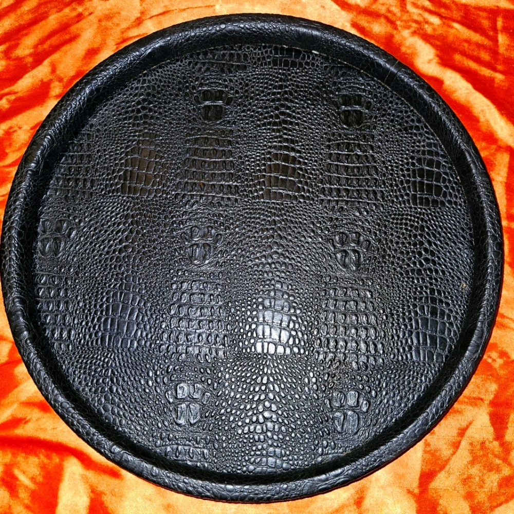 Anti slip crocodile tray